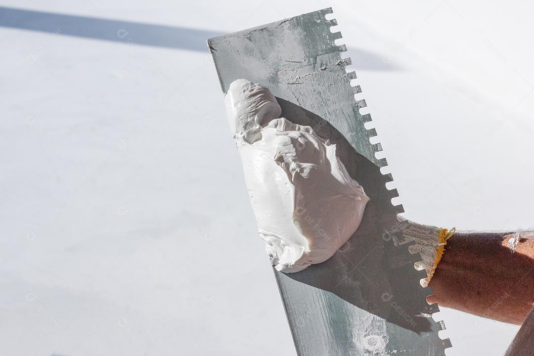 Construtor Usando Ferramenta de Reboco para Acabamento de Parede e Piso Imagem JPG