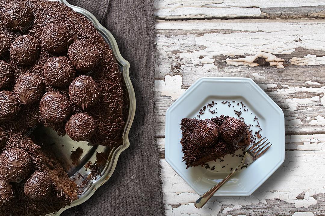 Bolo de Brigadeiro Brasileiro Com Pedaço Cortado no Prato Imagem JPG