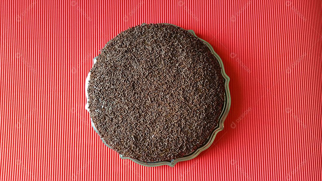 Bolo de Brigadeiro Brasileiro Com Pedaço Cortado no Prato Imagem JPG