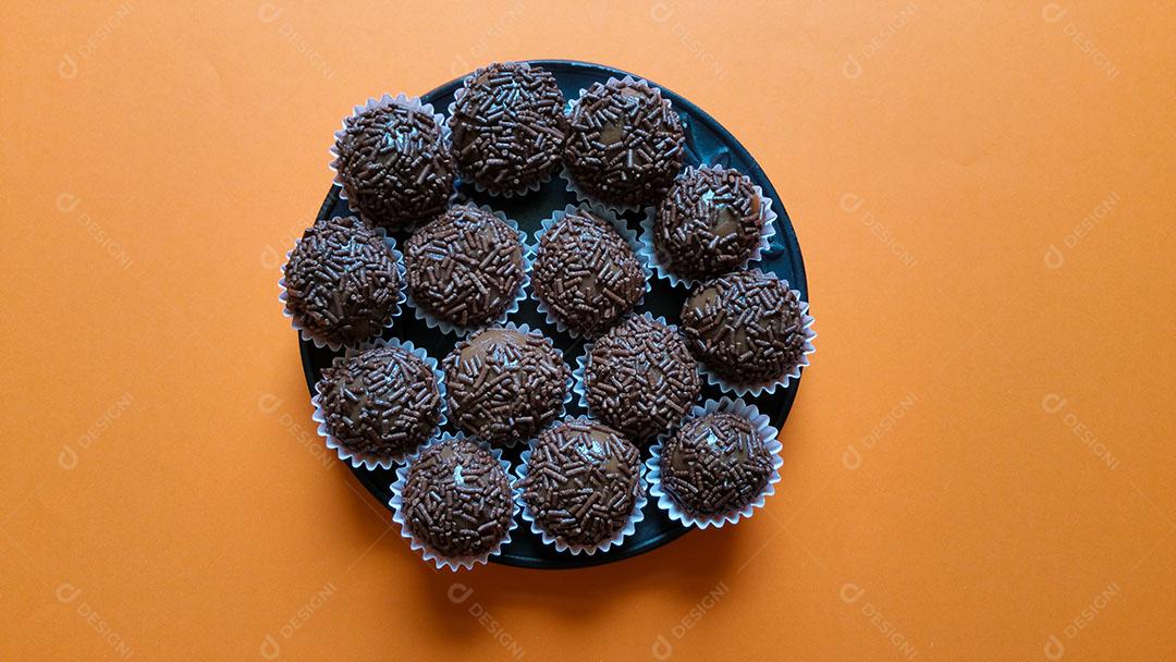 Bolo de Brigadeiro Brasileiro Com Pedaço Cortado no Prato Imagem JPG