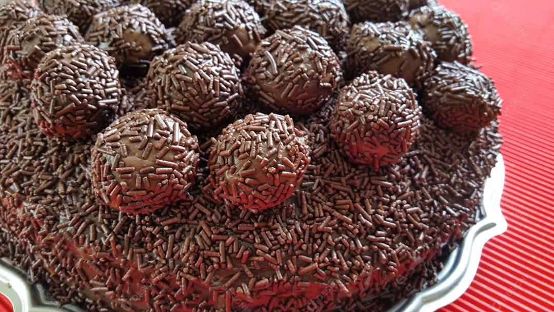 Bolo de Brigadeiro Brasileiro Com Pedaço Cortado no Prato Imagem JPG