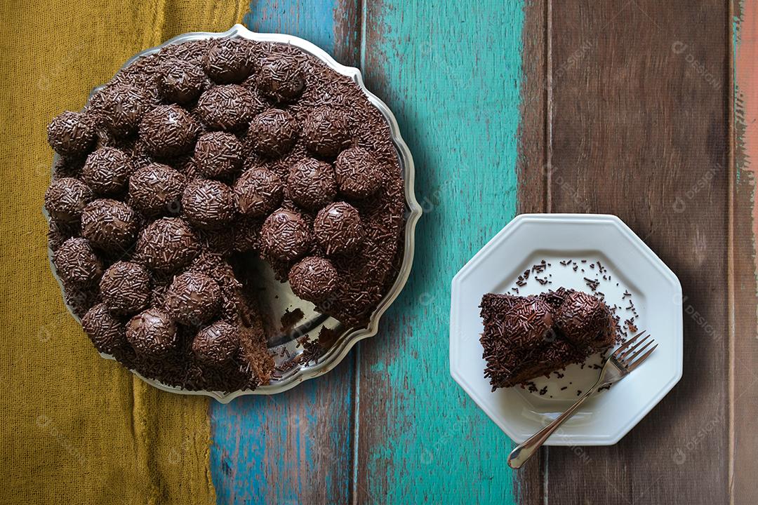 Bolo de Brigadeiro Brasileiro Com Pedaço Cortado no Prato Imagem JPG
