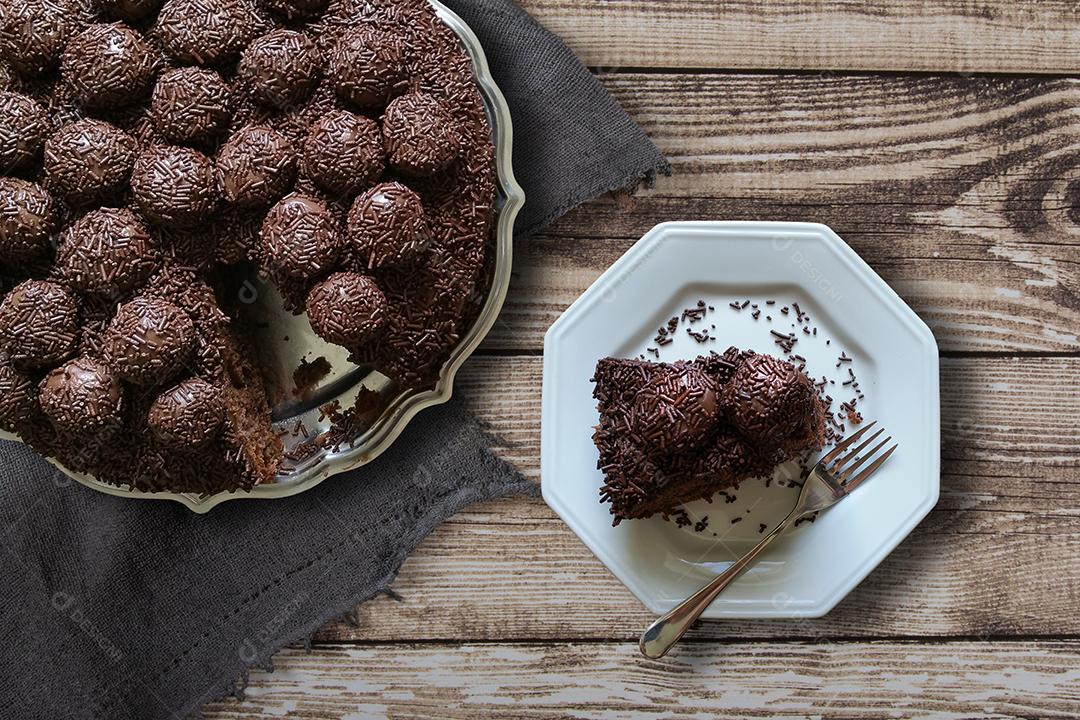 Bolo de Brigadeiro Brasileiro Com Pedaço Cortado no Prato Imagem JPG