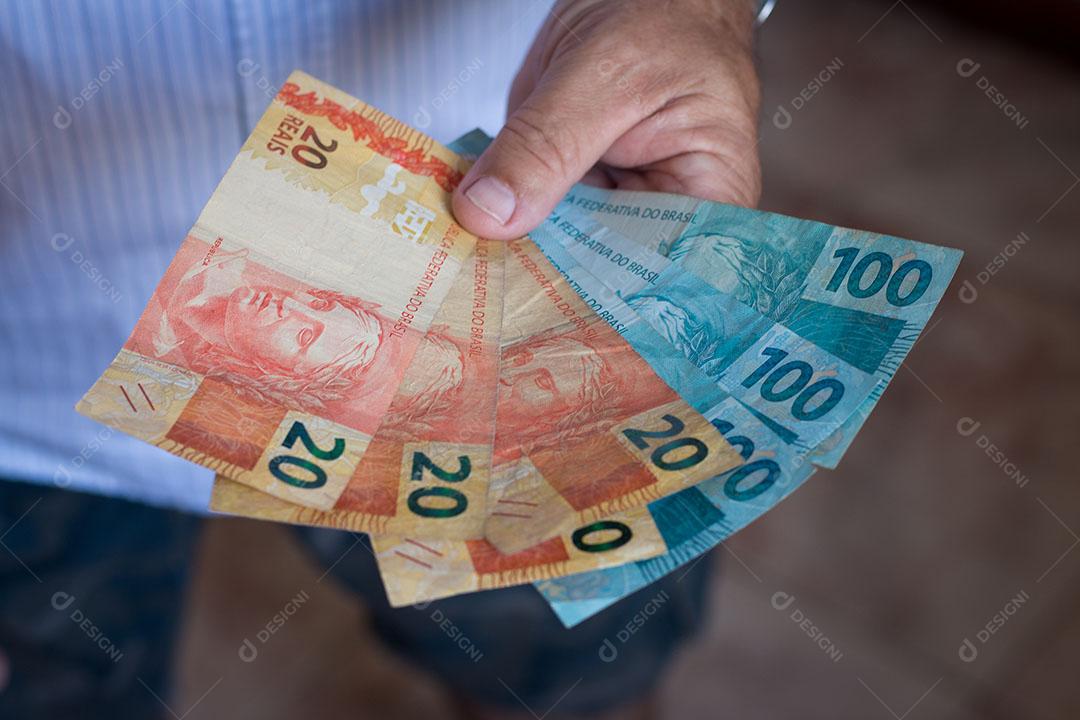 Mão Segurando Notas de Dinheiro Brasileiro Conceito de Finanças Imagem JPG