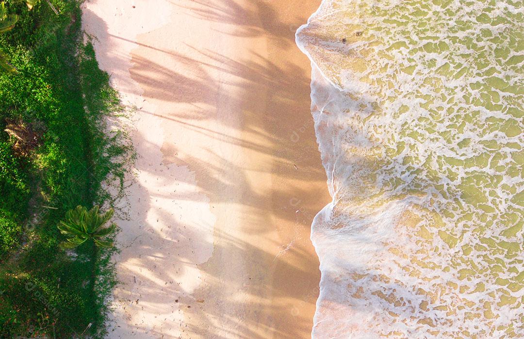 Drone Vista Aérea Ondas de Praia Ao Pôr do Sol Imagem JPG