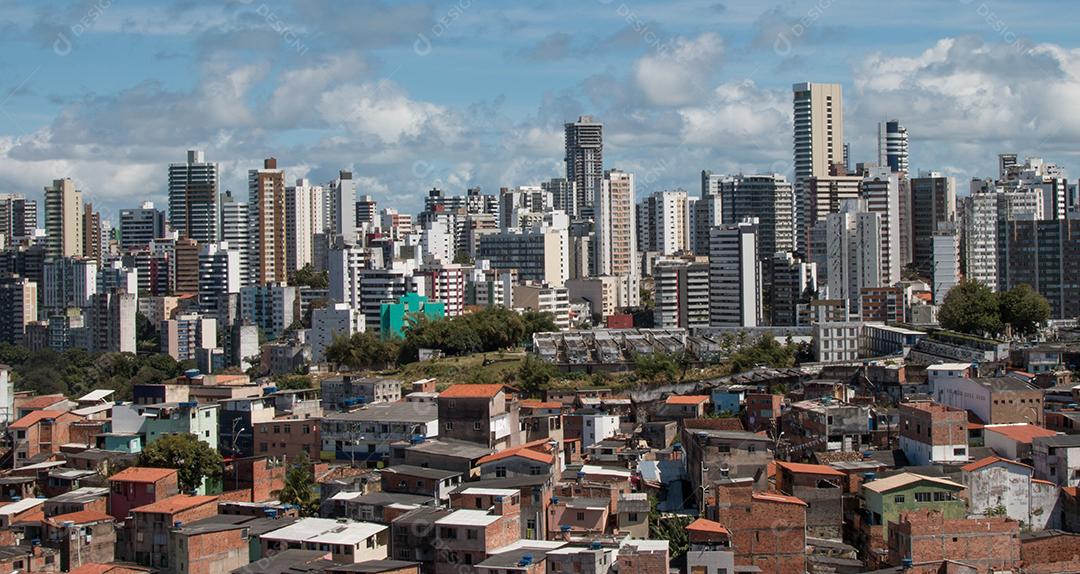 Contraste Social Urbano de Favelas e Edifícios Imagem JPG