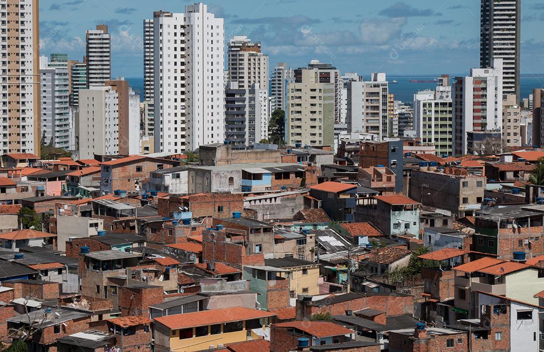 Contraste Social Urbano de Favelas e Edifícios Imagem JPG