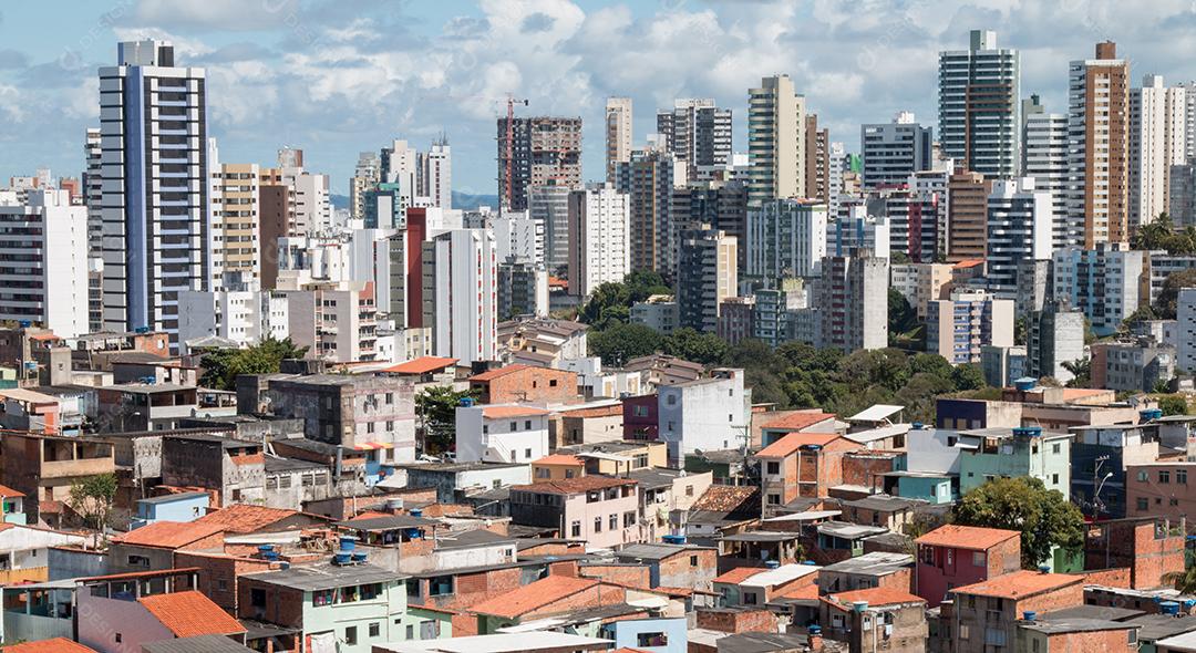 Contraste Social Urbano de Favelas e Edifícios Imagem JPG