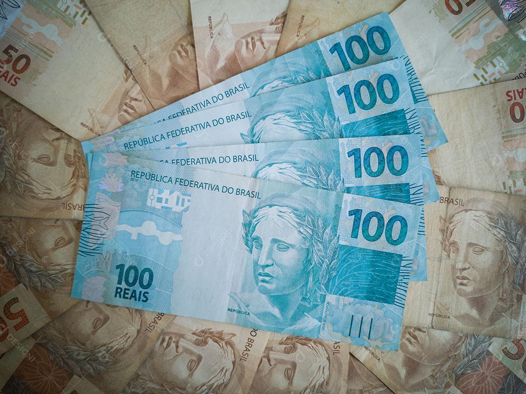 Foto Dinheiro Brasileiro Notas Dinheiro Diferentes Valores Empilhadas Conceito Finanças