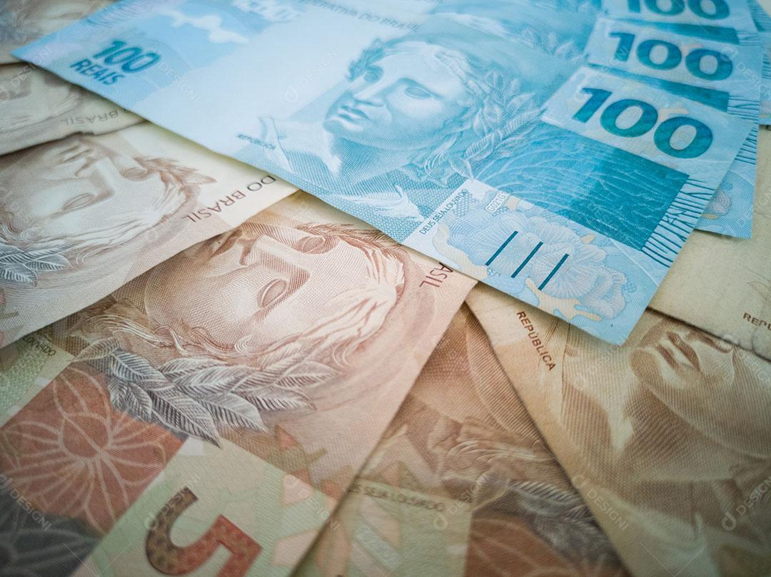 Foto Dinheiro Brasileiro Notas Dinheiro Diferentes Valores Empilhadas Conceito Finanças