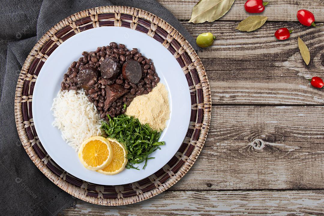 Prato de Feijoada de Comida Típica Brasileira Vista Superior Imagem JPG