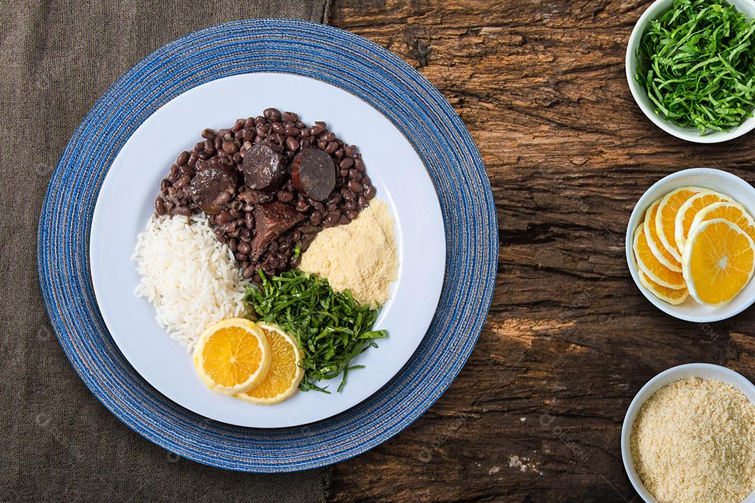 Prato de Feijoada de Comida Típica Brasileira Vista Superior Imagem JPG