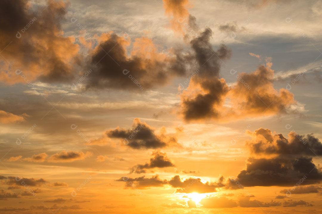 Belo Nascer do Sol Com Céu Com Nuvens Coloridas Imagem JPG