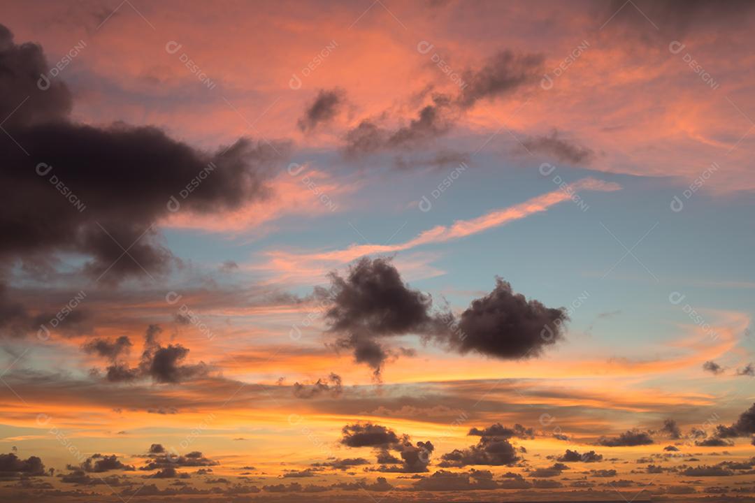 Belo Nascer do Sol Com Céu Com Nuvens Coloridas Imagem JPG