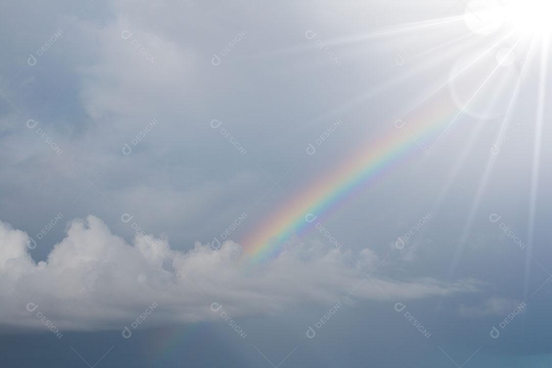 Arco Íris no Céu Azul Com Reflexo de Iluminação Imagem JPG