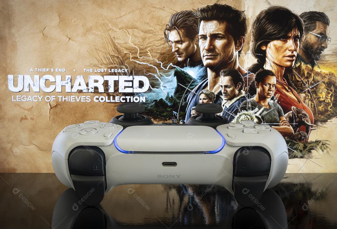 Fotos Controle do Playstation 5 com a coleção Uncharted Legacy of Thieves em segundo plano