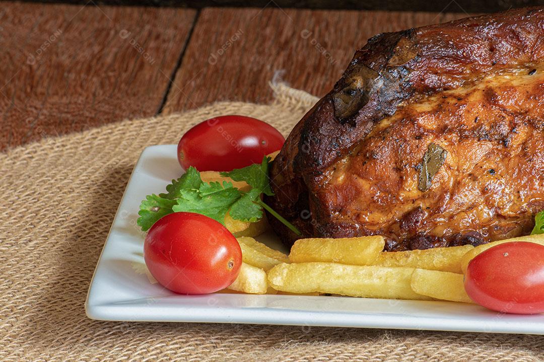 Carne Assada Suculenta Em Um Fundo de Madeira Rústico Imagem JPG