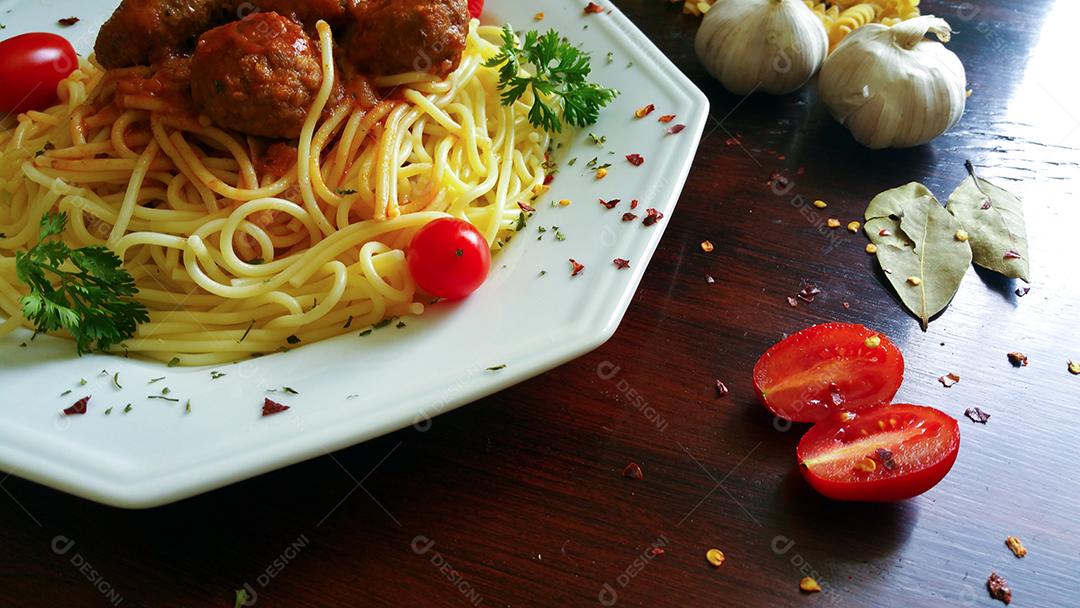 Foto Prato de Comida Italiana Tradicional Com Massas e Almôndegas