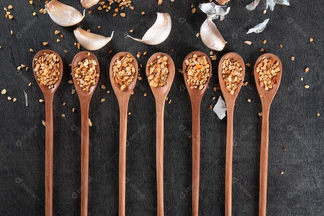 Dentes de Alho e Bulbo na Tigela de Coração Com Fundo Escuro Imagem JPG