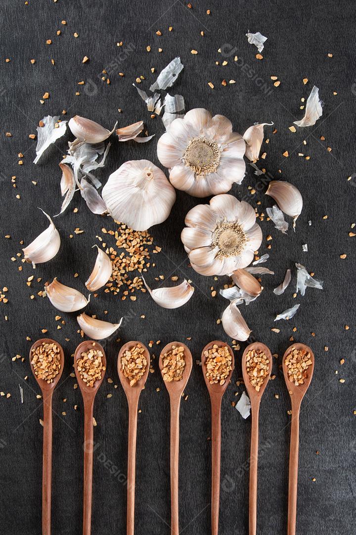 Dentes de Alho e Bulbo na Tigela de Coração Com Fundo Escuro Imagem JPG