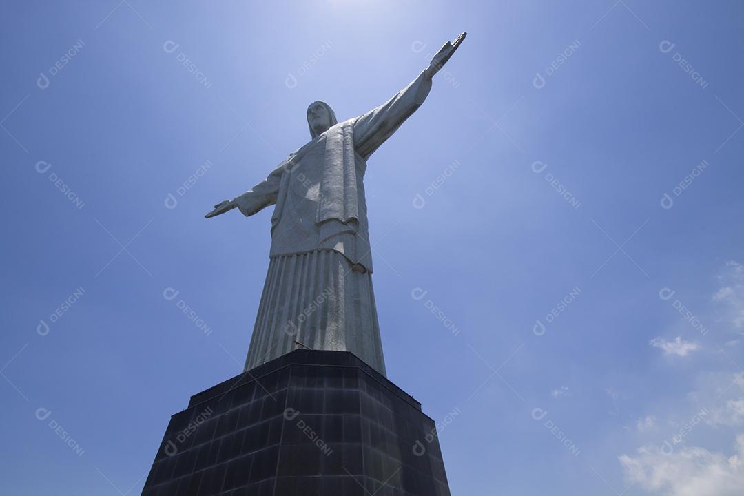 Estátua do Cristo Redentor no Rio de Janeiro Brasil Com o Céu Azul Ao Fundo Imagem JPG