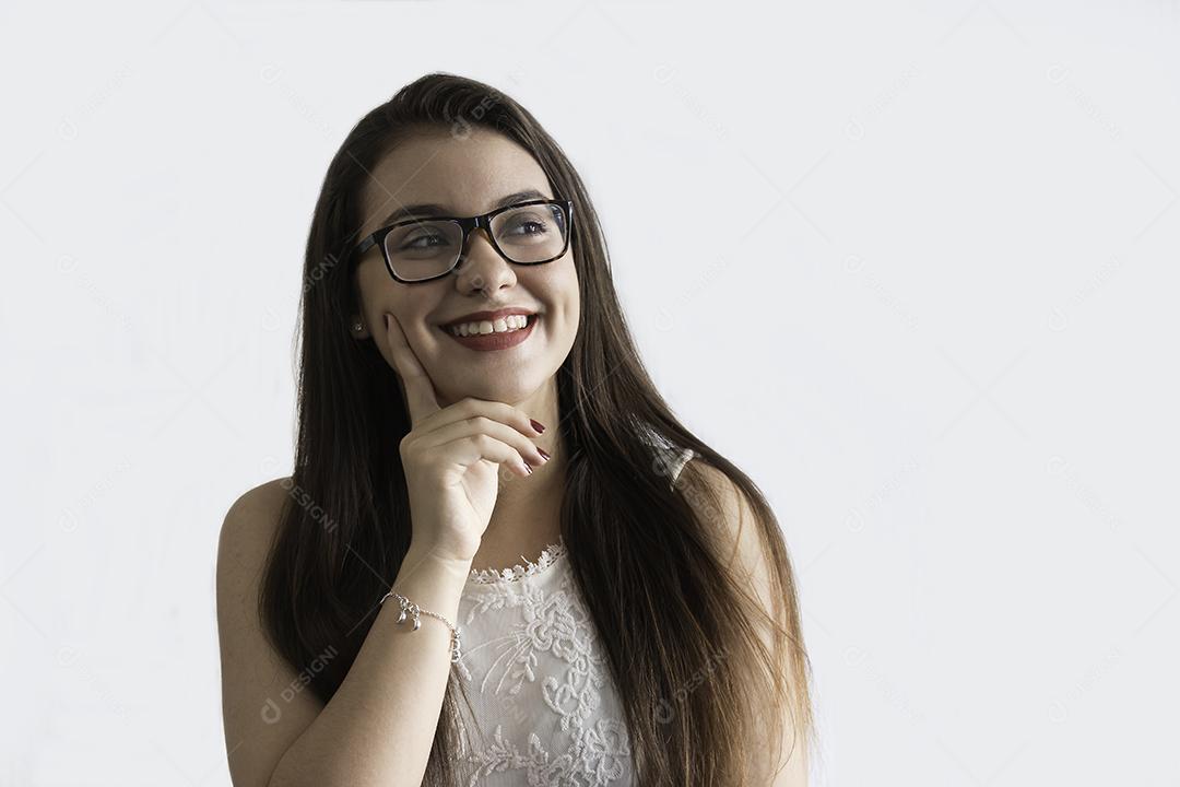 Menina de Óculos e Mão no Queixo Com Fundo Branco Imagem JPG