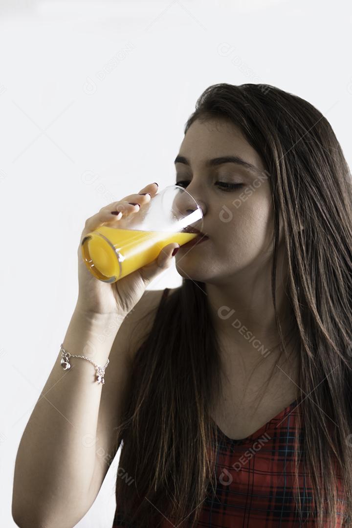 Menina Bebendo Suco Com Fundo Branco Imagem JPG