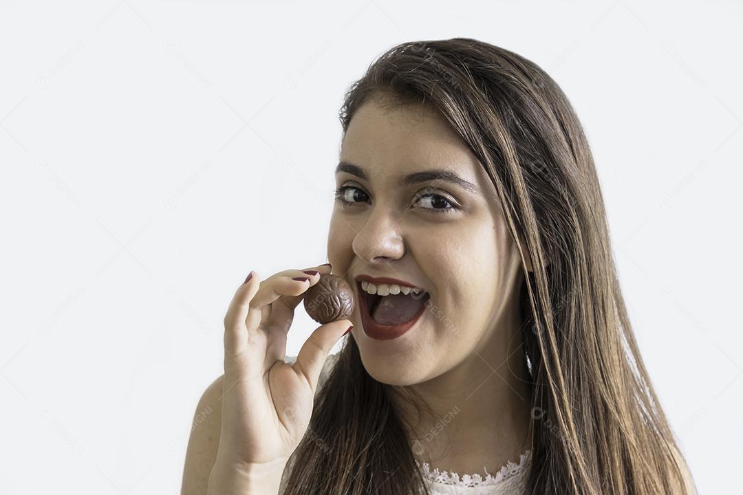 Menina Comendo Chocolate Com Fundo Branco Imagem JPG