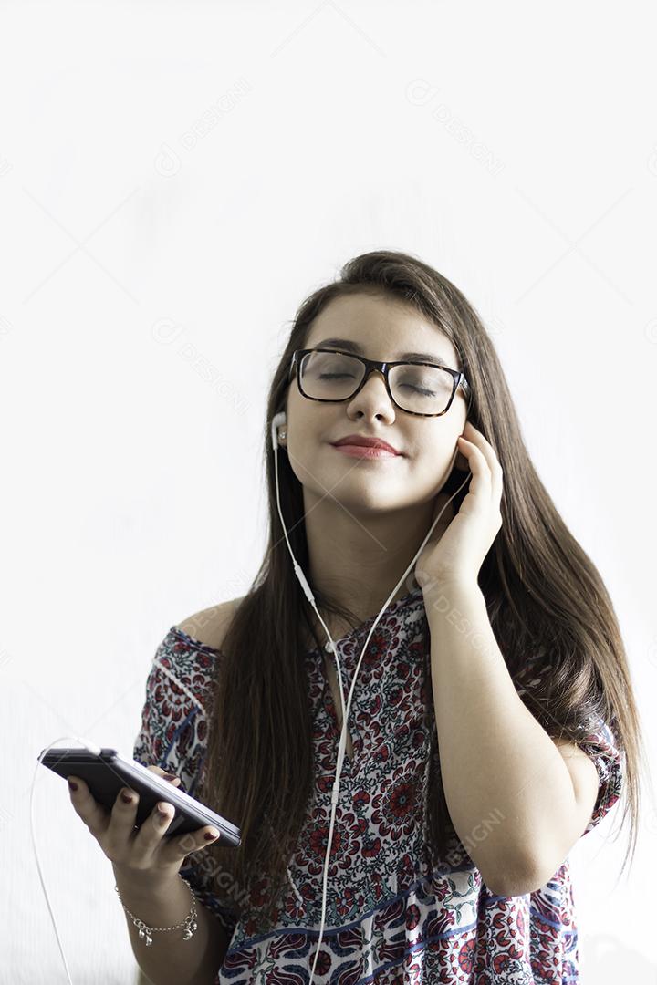 Menina Ouvindo Música Com Fone de Ouvido no Celular Com Fundo Branco Imagem JPG