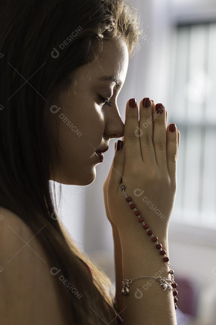Detalhe da Menina Rezando Imagem JPG
