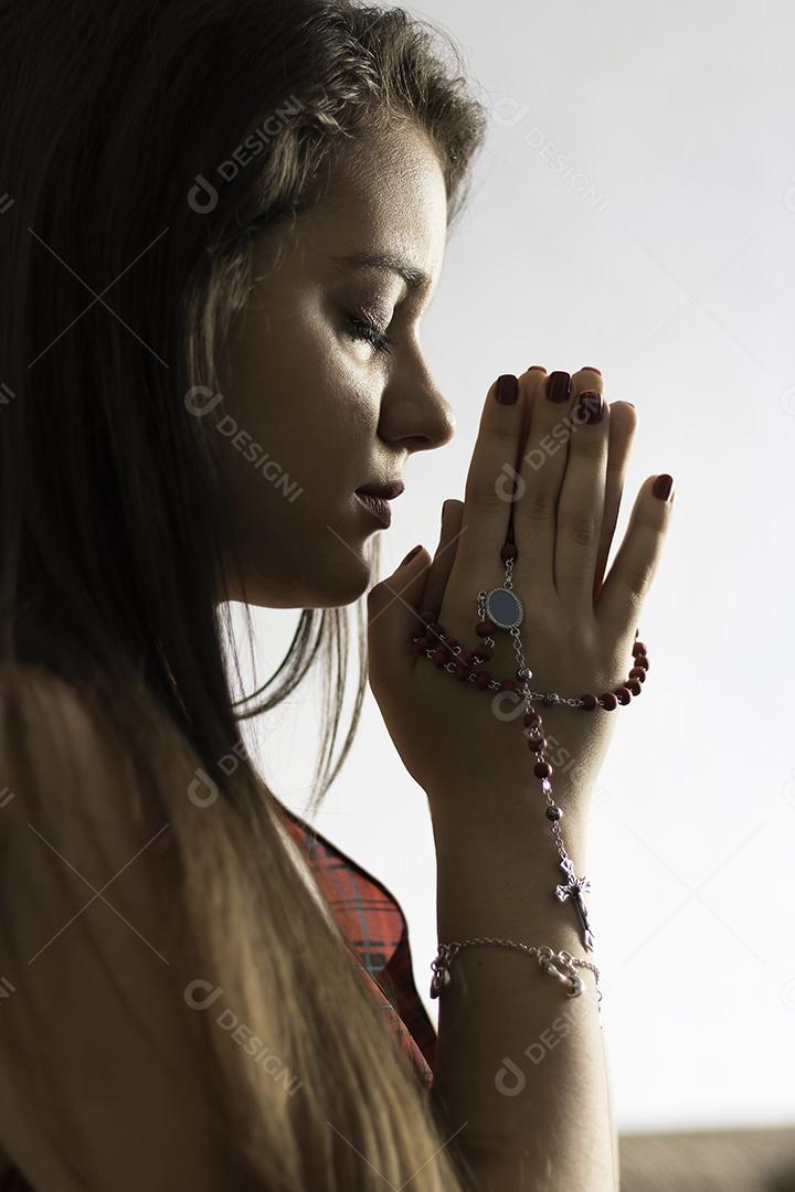 Detalhe da Menina Rezando Imagem JPG