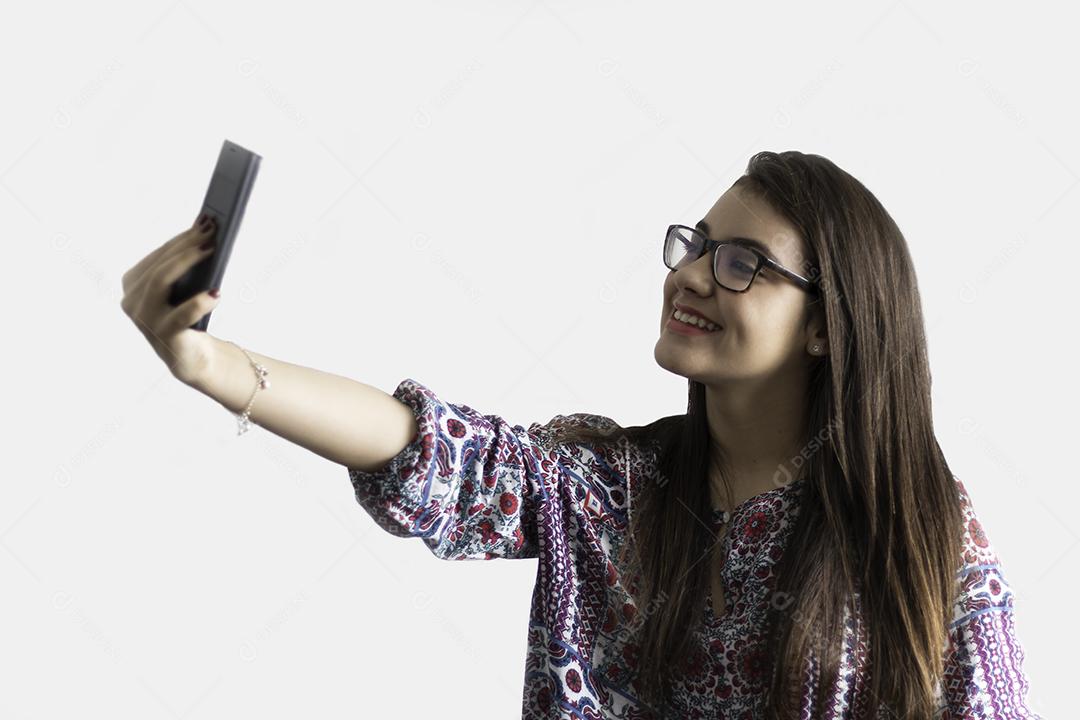 Garota Tomando Selfie Com Fundo Branco Imagem JPG