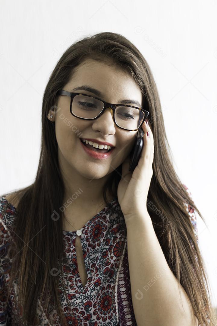 Menina Falando no Celular Com Fundo Branco Imagem JPG