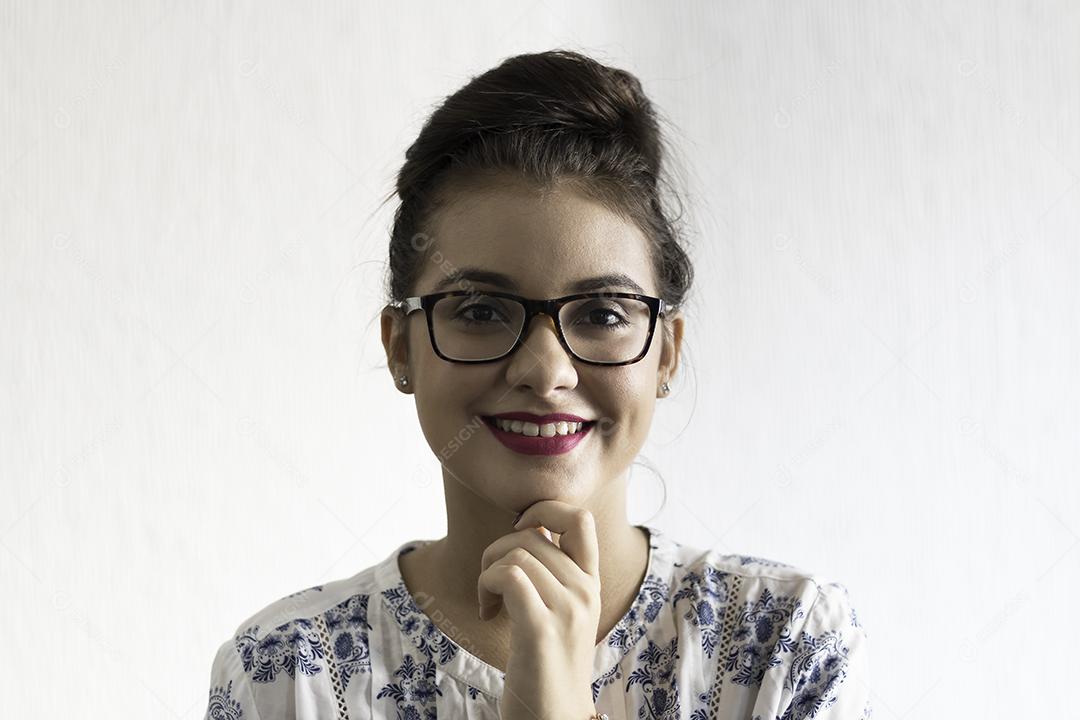 Menina de Óculos e Mão no Queixo Com Fundo Branco Imagem JPG