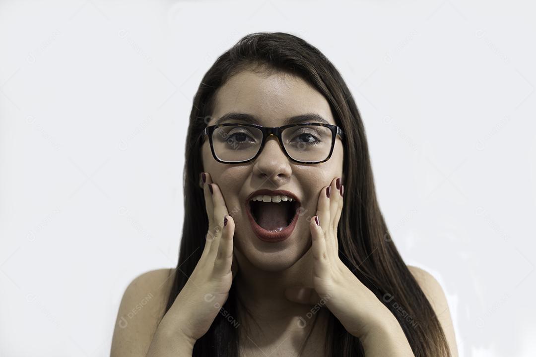 Retrato de Óculos de Menina e Boca Aberta Com Fundo Branco Imagem JPG