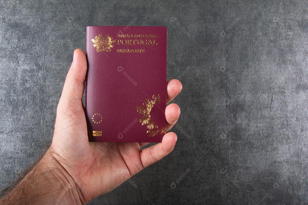 Passaporte Português Isolado na Vista Superior de Fundo Cinza Imagem JPG
