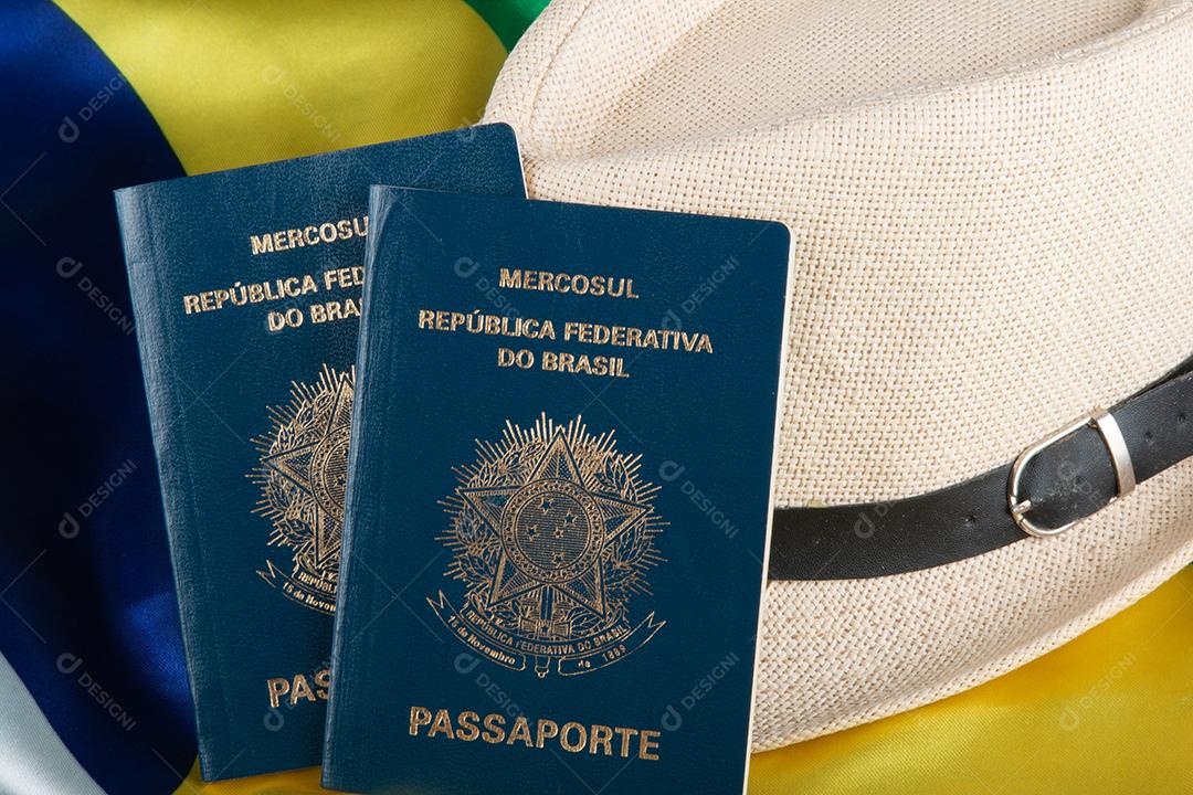 Mão Segurando Passaporte Brasileiro Com Bandeira Brasileira Ao Fundo Imagem JPG