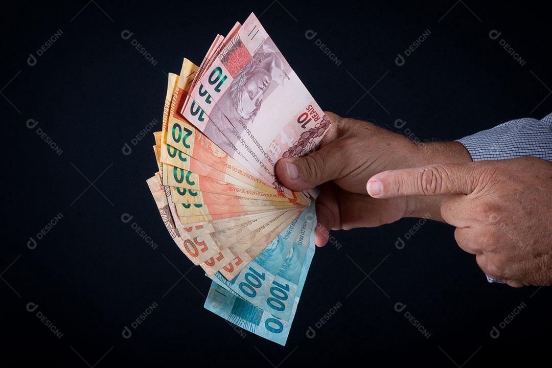 Homem Segurando o Conceito de Finanças de Notas de Dinheiro Brasileiro Imagem JPG