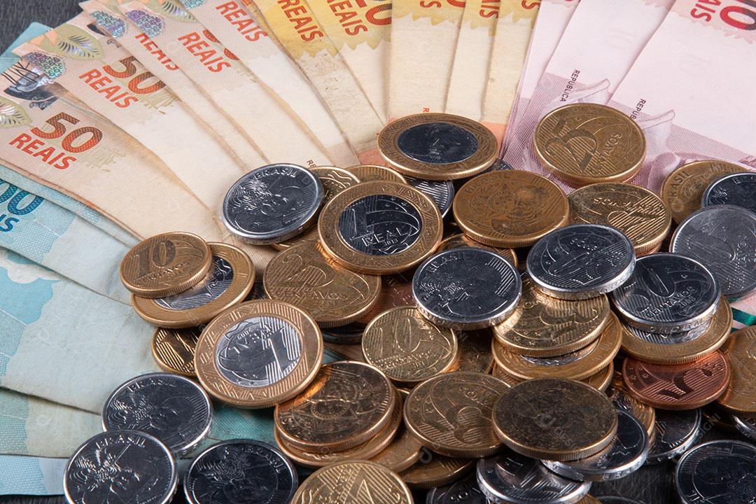 Conceito de Finanças de Notas e Moedas de Dinheiro Brasileiro Imagem JPG