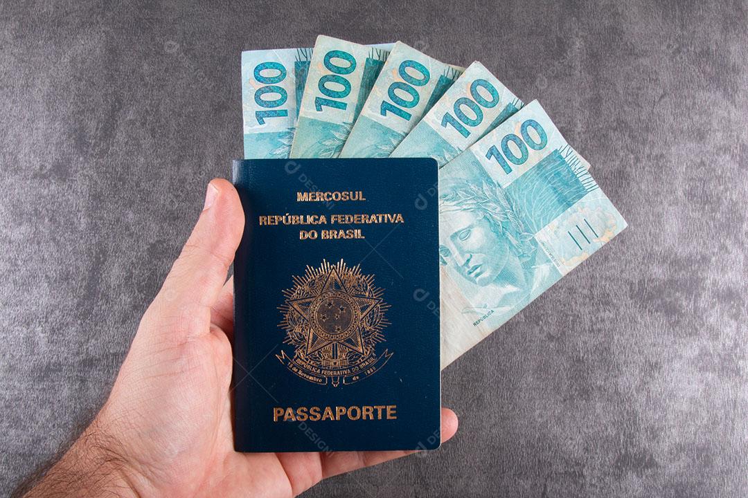 Foto Passaporte Brasileiro Com Notas e Moedas de Cem Reais