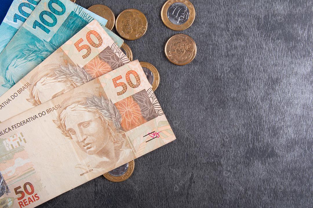 Foto Conceito de Finanças de Notas e Moedas de Dinheiro Brasileiro