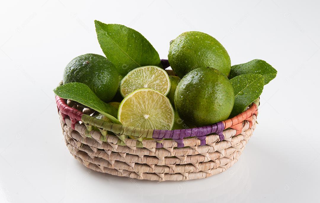 Frutas de Limão Verde na Cesta Imagem JPG