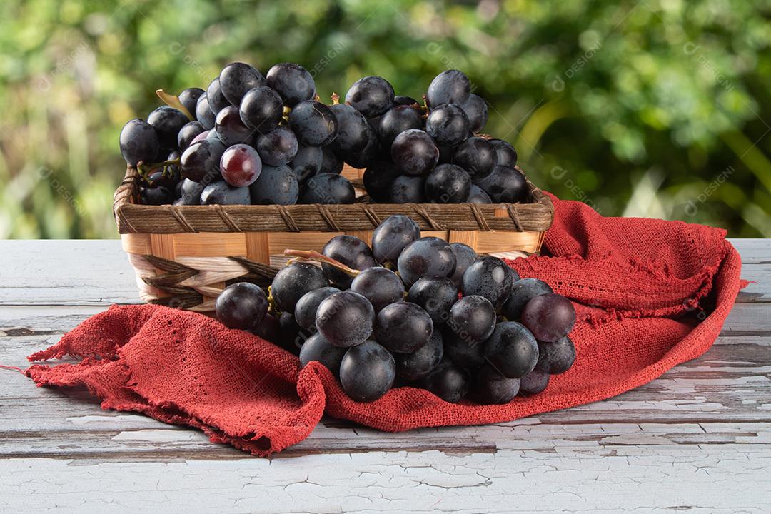 Uva de Fruta Roxa na Cesta Imagem JPG