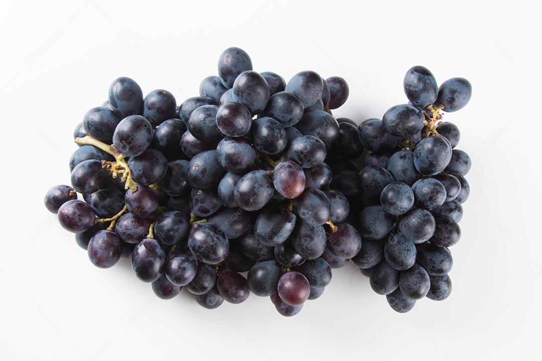 Uva de Fruta Roxa Isolada no Fundo Branco Imagem JPG