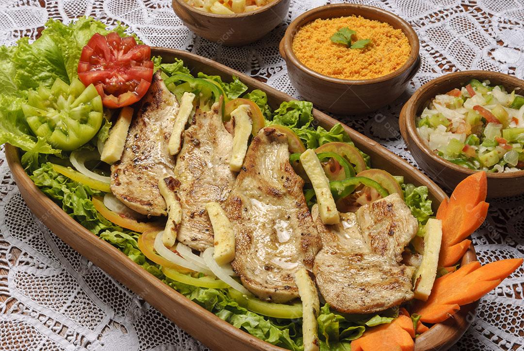 Peito de Frango Fatiado Grelhado Com Queijo Coalho e Salada Verde Imagem JPG