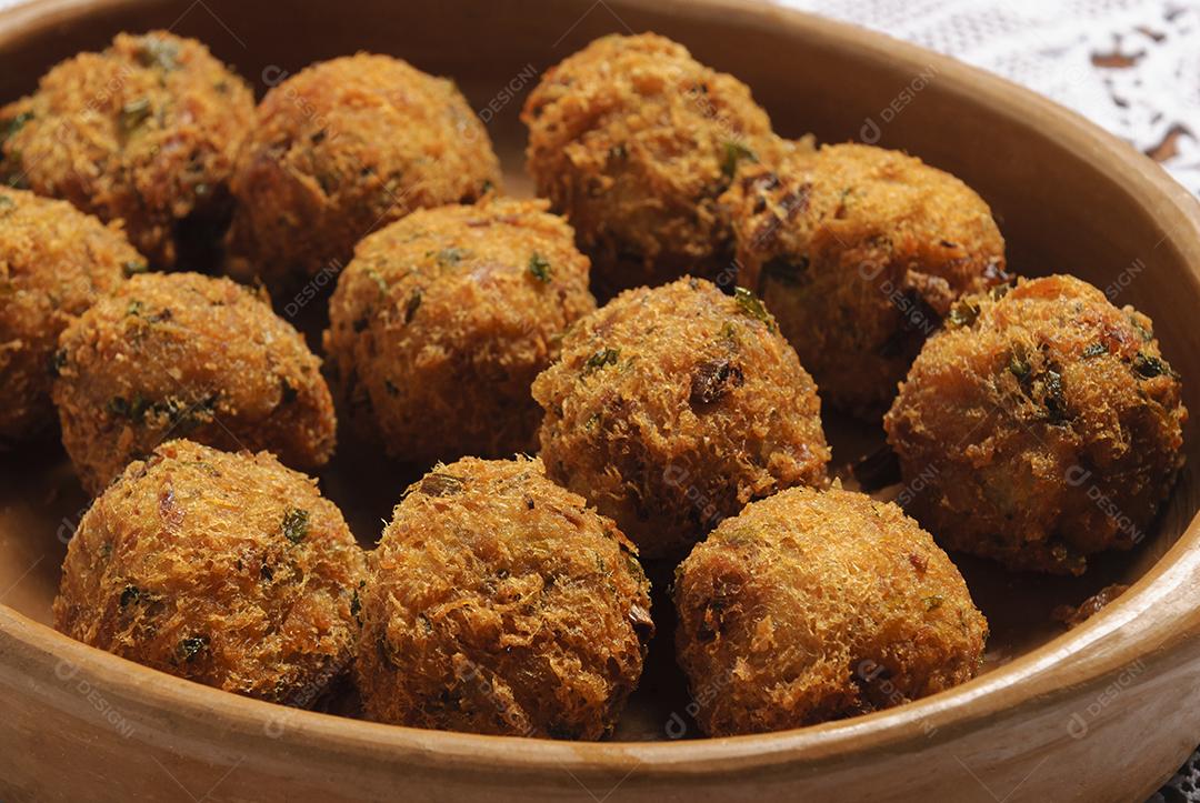 Bolinhos De Bacalhau Servidos Em Tigela De Barro Imagem JPG