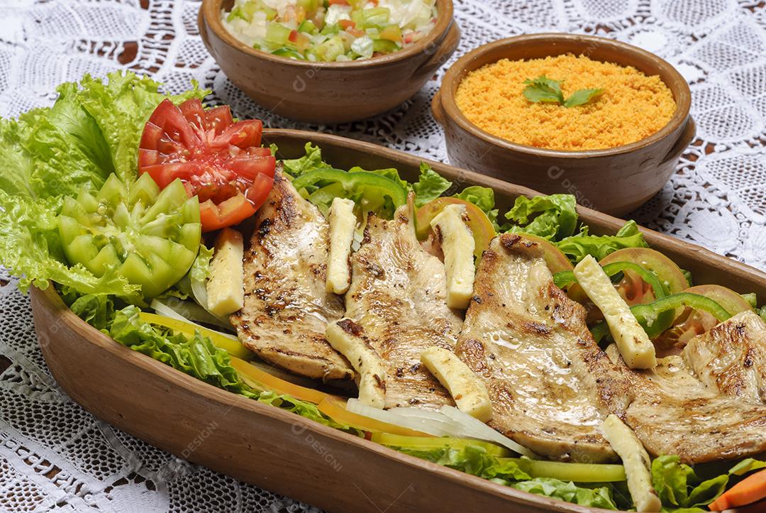 Peito De Frango Fatiado Grelhado Com Queijo Coalho E Salada Verde Imagem JPG