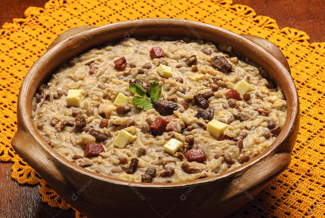 Prato Feito Com Feijão Arroz Carne De Sol E Queijo Coalho Servido Em Tigela De Barro Imagem JPG