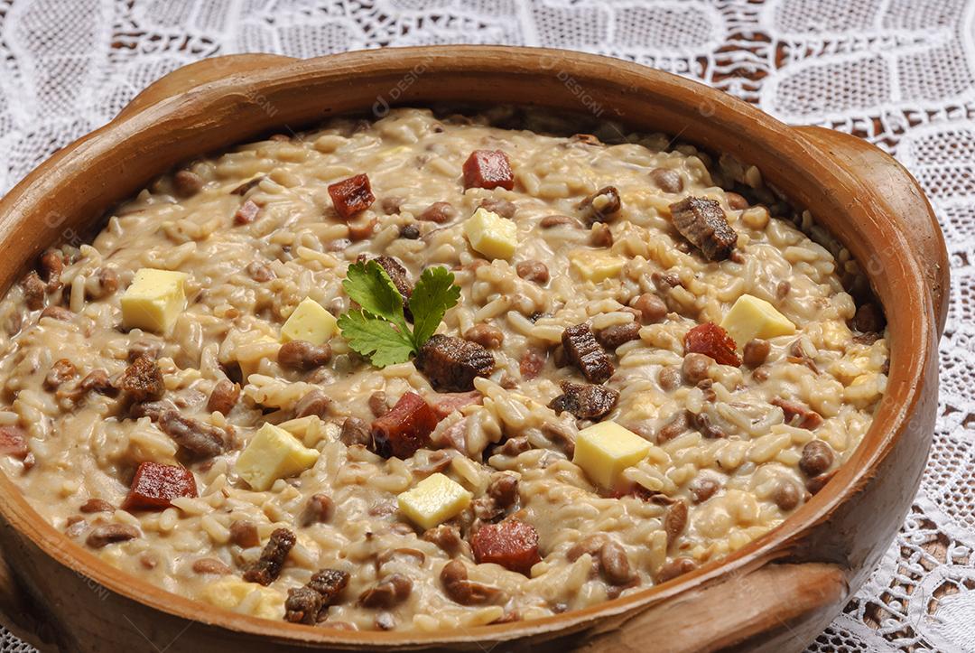 Prato Feito Com Feijão Arroz Carne De Sol E Queijo Coalho Servido Em Tigela De Barro Imagem JPG
