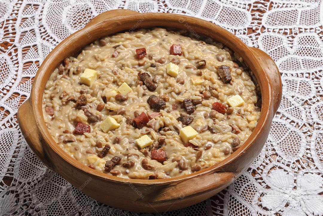Prato Feito Com Feijão Arroz Carne De Sol E Queijo Coalho Servido Em Tigela De Barro Imagem JPG